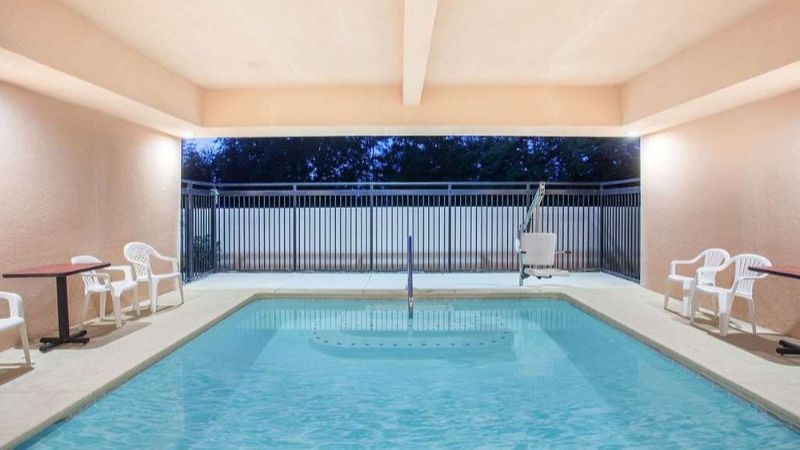 Ramada by Wyndham Fresno Northwest, room with private jacuzzi, photo 7