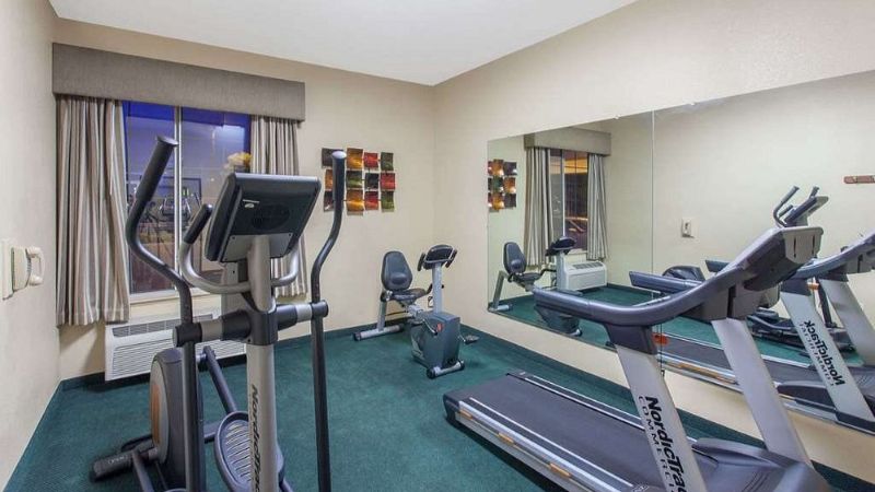 Ramada by Wyndham Fresno Northwest, room with private jacuzzi, photo 8