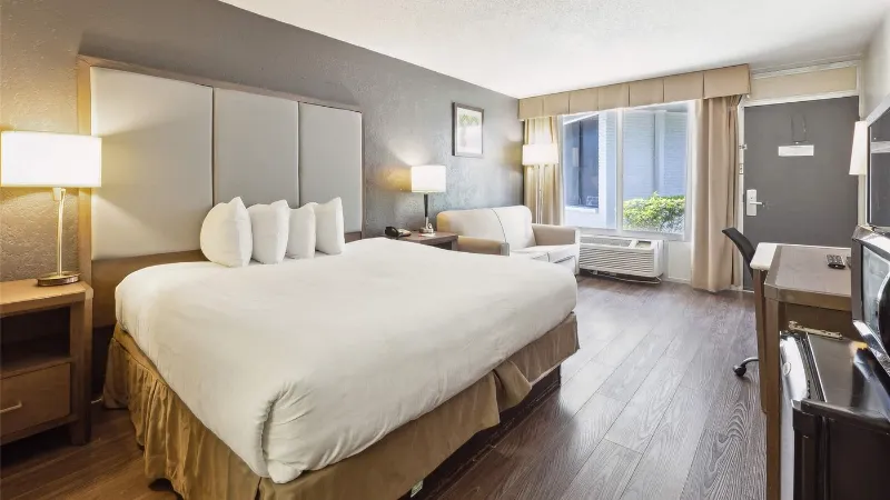 Ramada by Wyndham Houma, room with private jacuzzi, photo 2