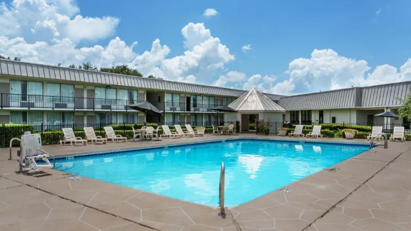 Ramada by Wyndham Houma, room with private jacuzzi, photo 6