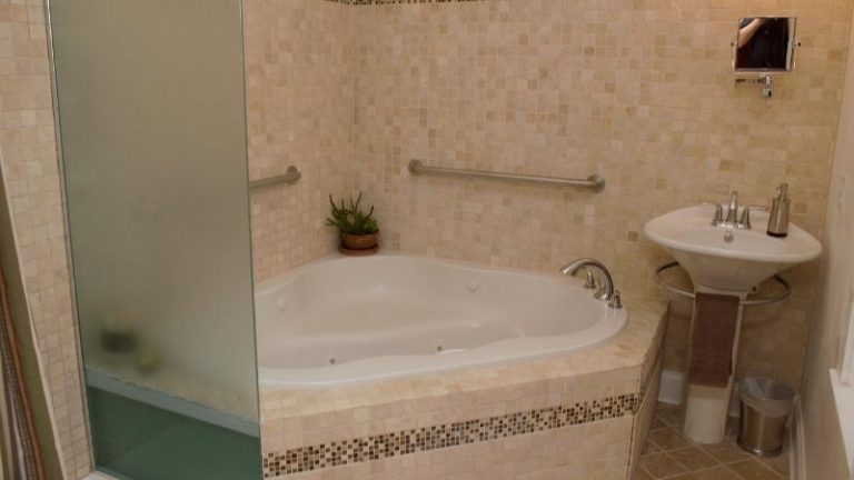 Ray’s Bucktown Bed And Breakfast