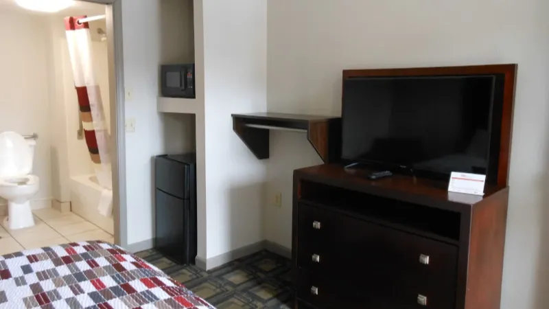 Red Roof Inn Griffin, room with private jacuzzi, photo 3