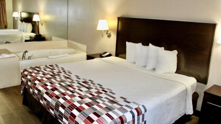 Red Roof Inn & Suites Lake Orion / Auburn Hills