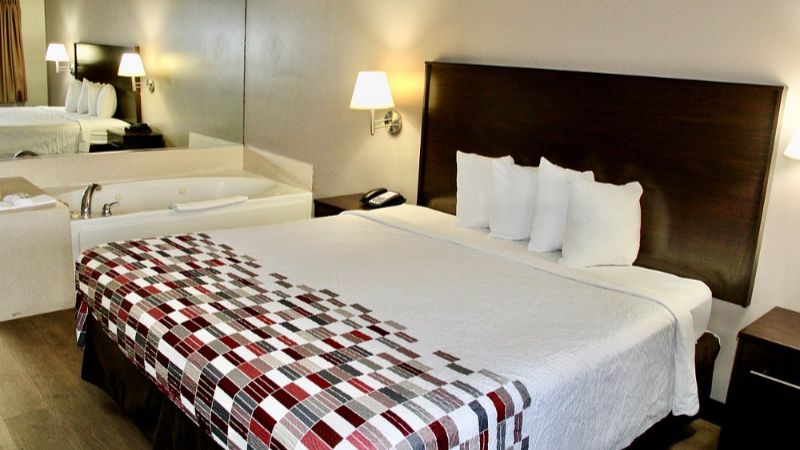 Red Roof Inn & Suites Lake Orion / Auburn Hills