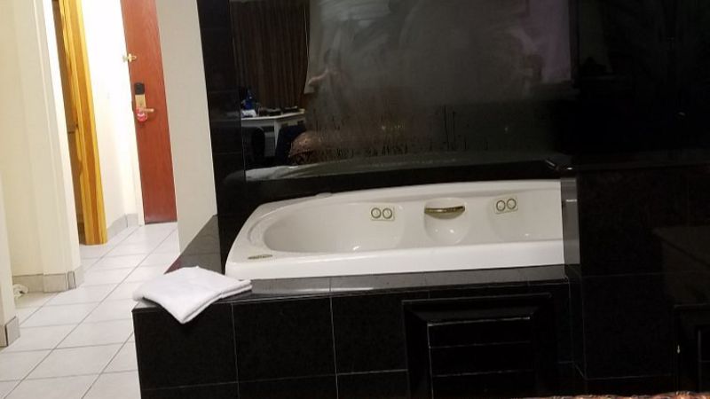 Red Roof Inn Sutton1 - jacuzzi hotel room