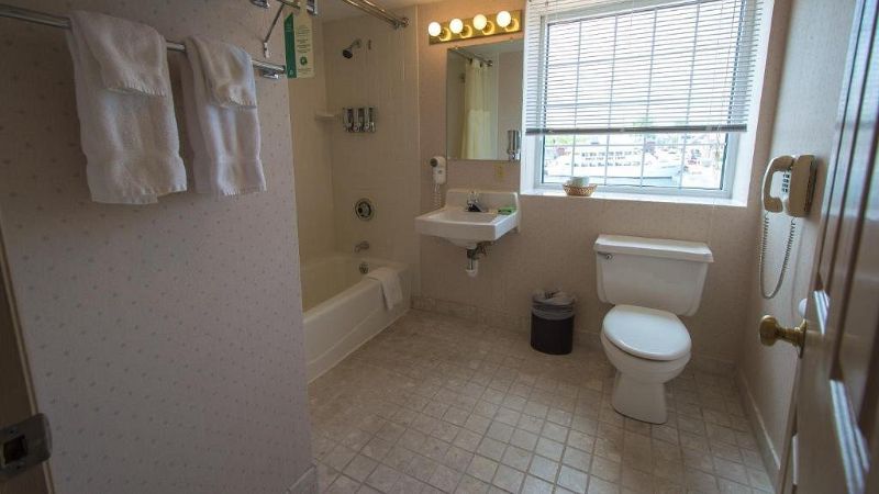 Riveredge Resort, room with private jacuzzi, photo 3