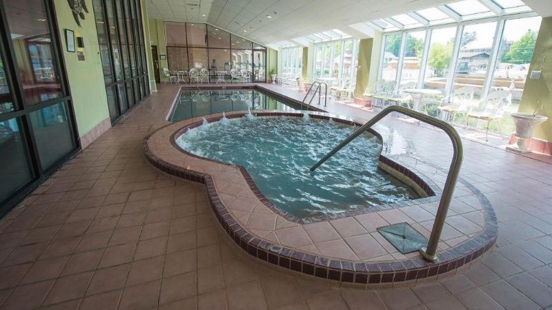 Riveredge Resort, room with private jacuzzi, photo 6