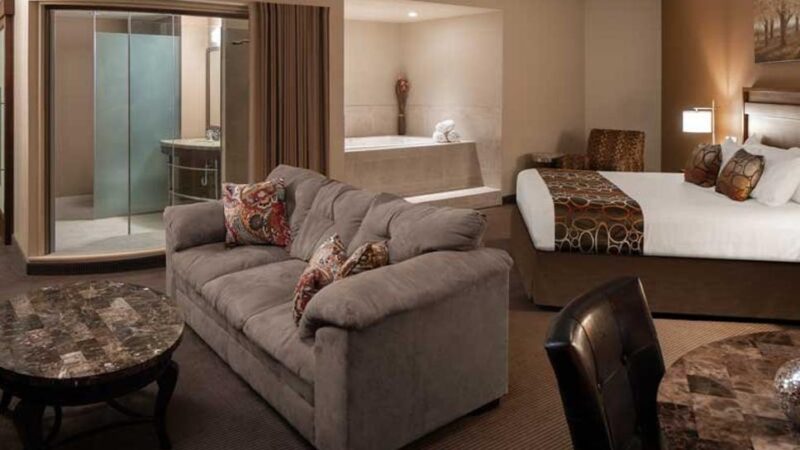 Riverside Casino Golf Resort - jacuzzi hotel room