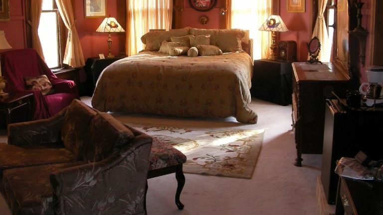 Riverview Mansion Hotel