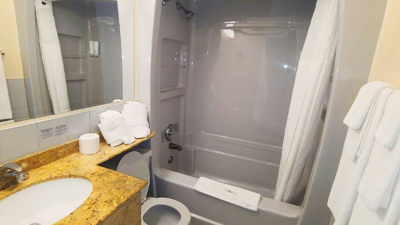 Riviera Inn And Suites 1000 Islands, room with private jacuzzi, photo 4
