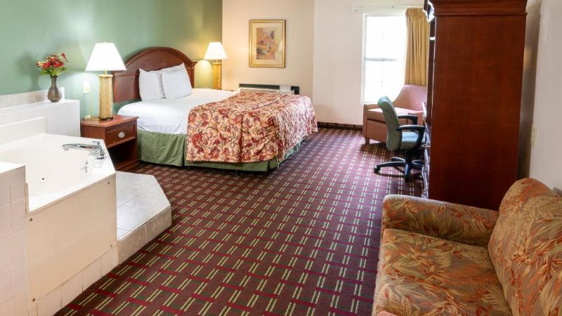 Select Inn Murfreesboro, room with private jacuzzi, photo 3