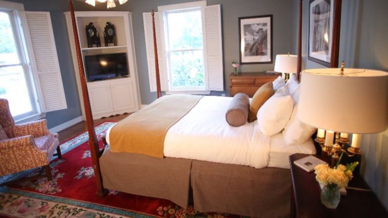 Stone Mountain Manor
