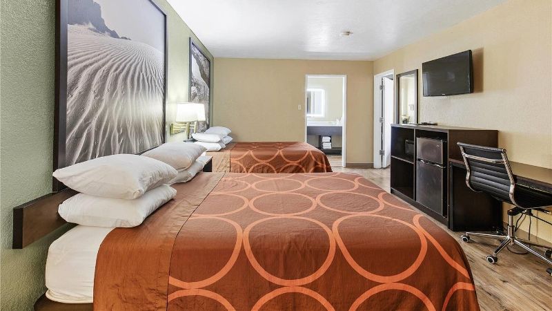 Super 8 by Wyndham St. George UT, room with private jacuzzi, photo 2