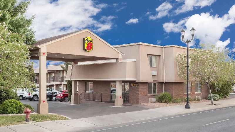 Super 8 by Wyndham St. George UT, room with private jacuzzi, photo 6