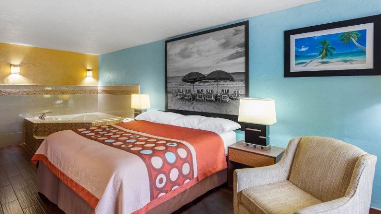 Super 8 by Wyndham Bradenton Sarasota Area