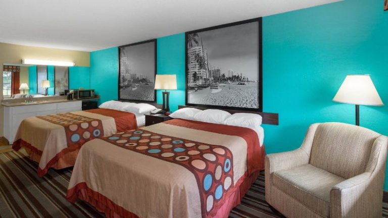 Super 8 by Wyndham Bradenton Sarasota Area