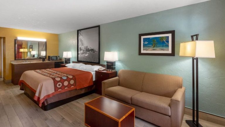Super 8 by Wyndham Bradenton Sarasota Area