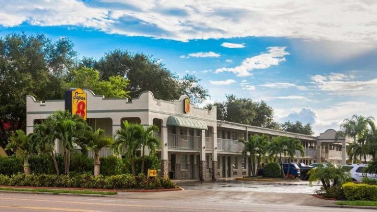Super 8 by Wyndham Bradenton Sarasota Area