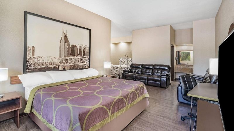 Super 8 by Wyndham Columbia, room with private jacuzzi, photo 2