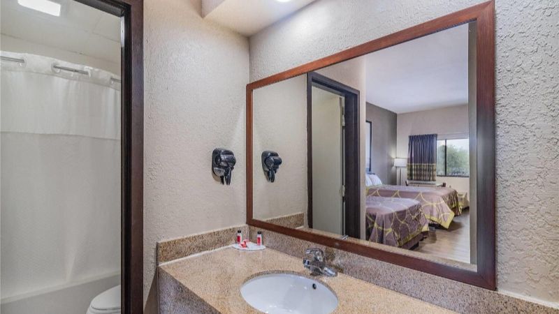 Super 8 by Wyndham Columbia, room with private jacuzzi, photo 3