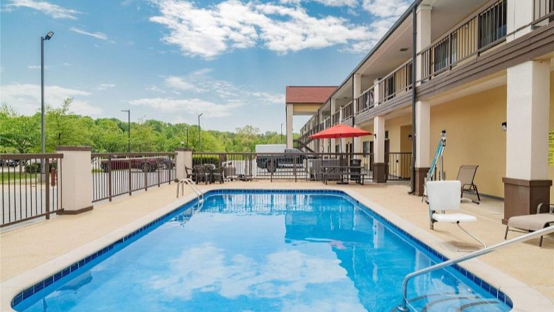 Super 8 by Wyndham Columbia, room with private jacuzzi, photo 5