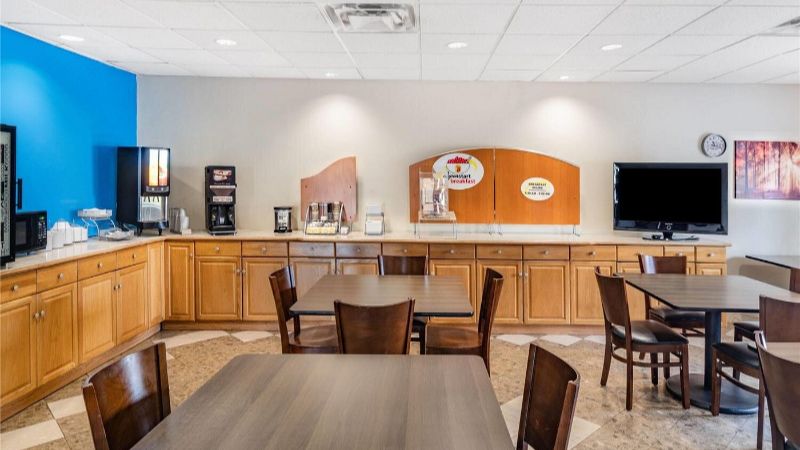 Super 8 by Wyndham Columbia, room with private jacuzzi, photo 6