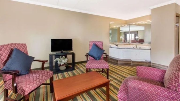 Super 8 by Wyndham Frederick
