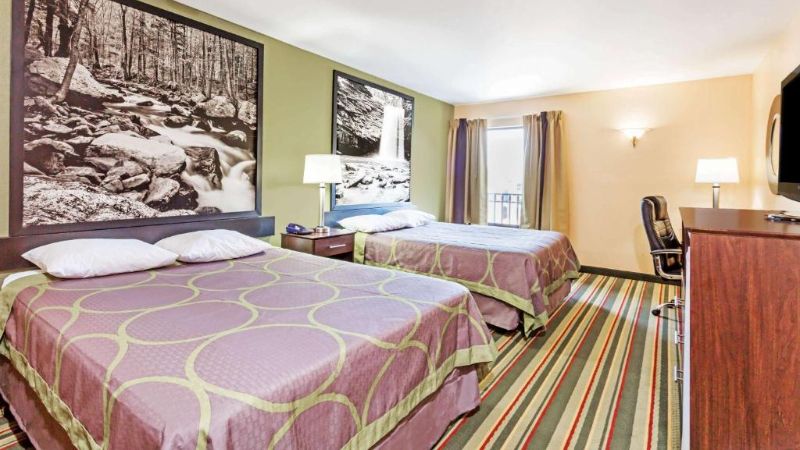 Super 8 by Wyndham Midlothian/Richmond Area, room with private jacuzzi, photo 3