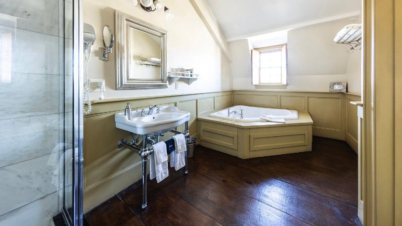 The Red Lion Inn, room with private jacuzzi, photo 2