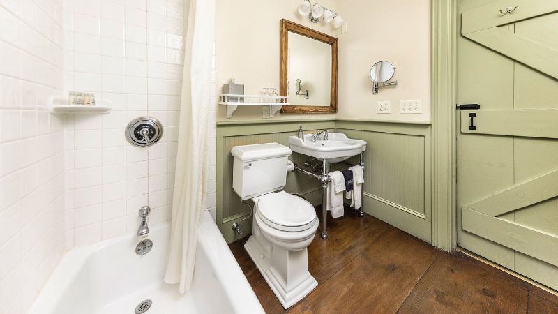 The Red Lion Inn, room with private jacuzzi, photo 4