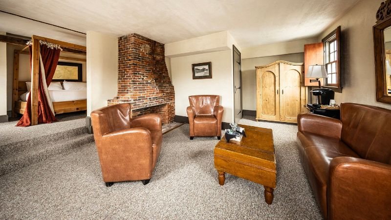 The Red Lion Inn, room with private jacuzzi, photo 6