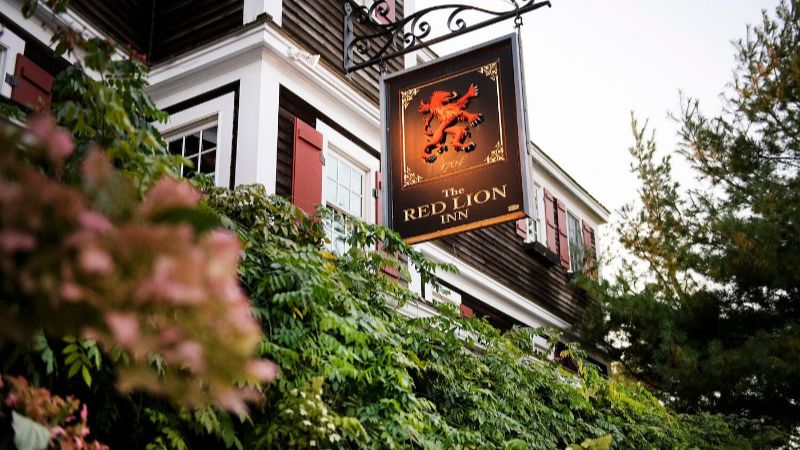 The Red Lion Inn, room with private jacuzzi, photo 8