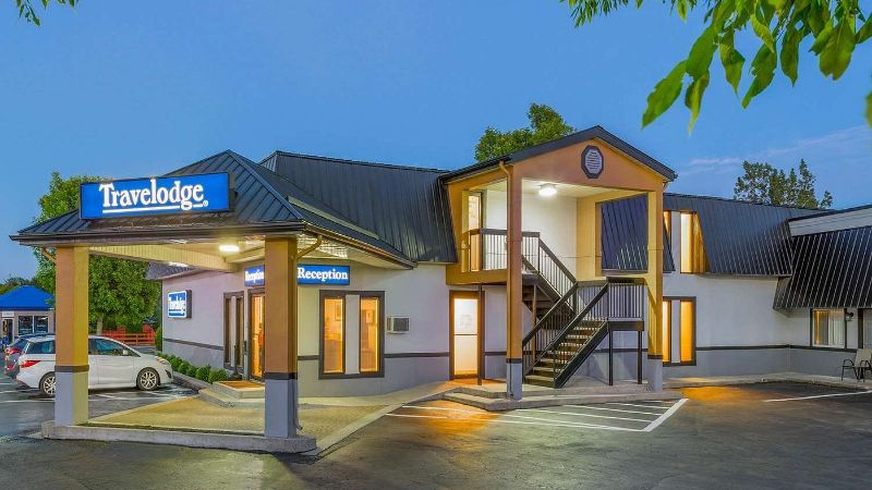 Travelodge Gananoque, room with private jacuzzi, photo 7