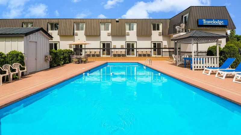 Travelodge Gananoque, room with private jacuzzi, photo 8
