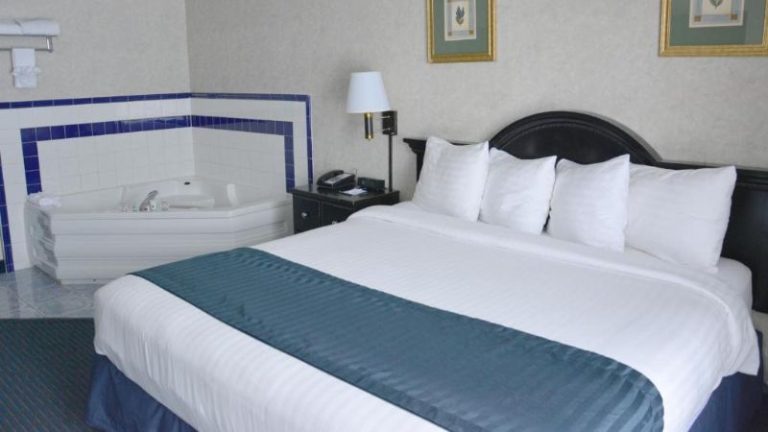Travelodge by Wyndham Milwaukee
