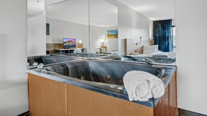 Waterbird Lakeside Inn1 - jacuzzi hotel room