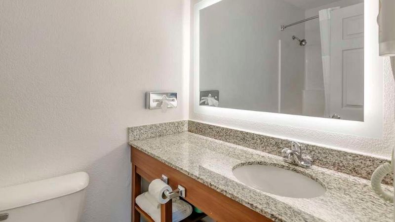 Comfort Inn Wytheville – Fort Chiswell, room with private jacuzzi, photo 3