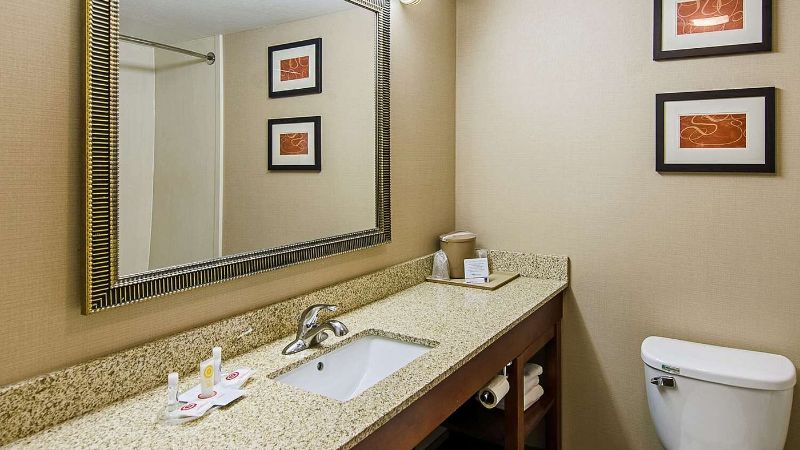 Comfort Suites Wytheville, room with private jacuzzi, photo 4