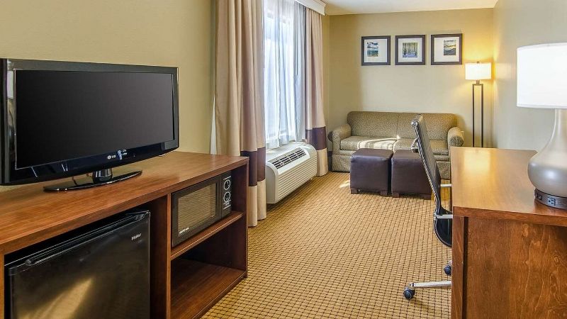 Comfort Suites Wytheville, room with private jacuzzi, photo 5