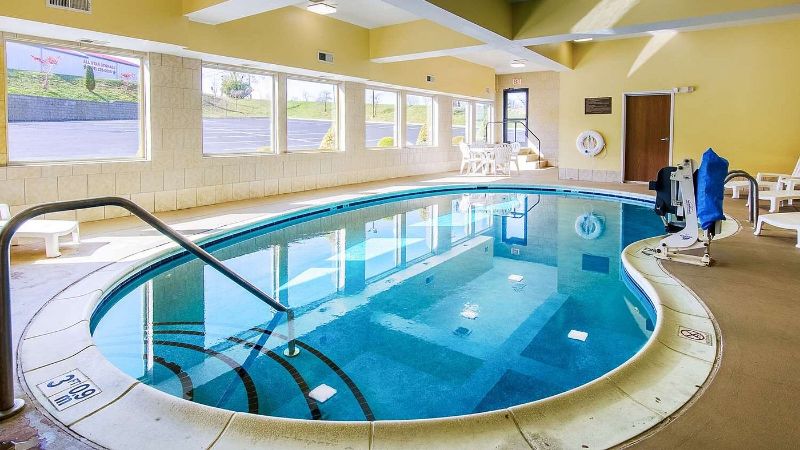 Comfort Suites Wytheville, room with private jacuzzi, photo 7