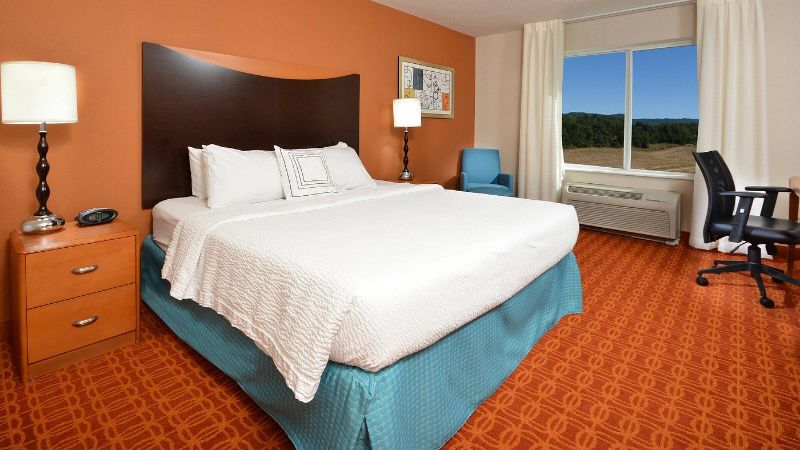 Fairfield Inn & Suites Wytheville, room with private jacuzzi, photo 2