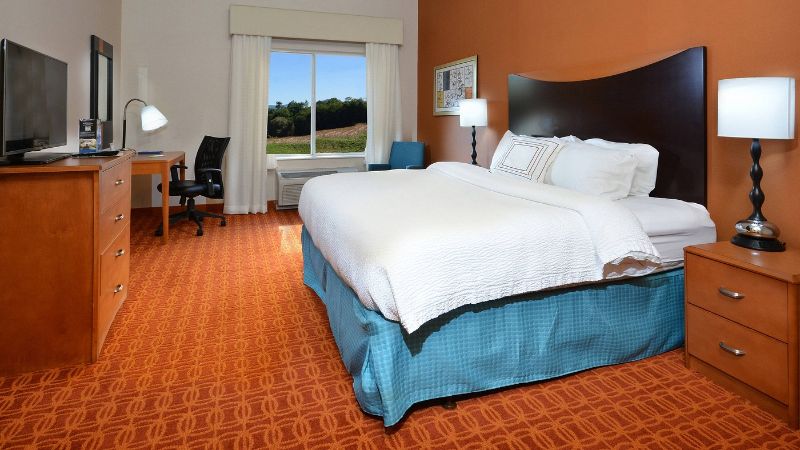 Fairfield Inn & Suites Wytheville, room with private jacuzzi, photo 3
