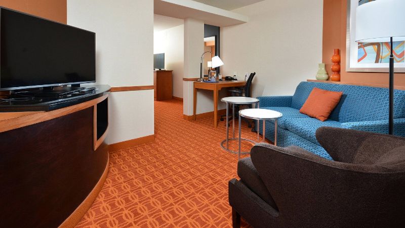 Fairfield Inn & Suites Wytheville, room with private jacuzzi, photo 6