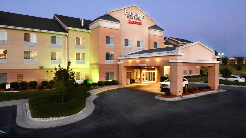 Fairfield Inn & Suites Wytheville, room with private jacuzzi, photo 7