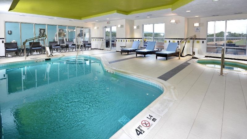 Fairfield Inn & Suites Wytheville, room with private jacuzzi, photo 8