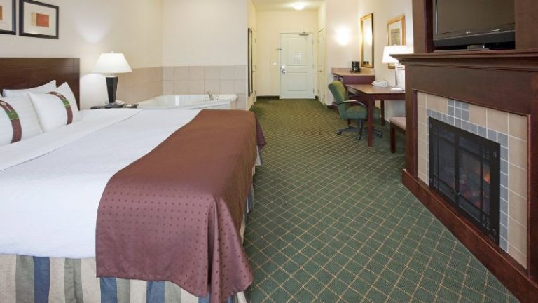 Holiday Inn Conference Ctr Marshfield, an IHG Hotel