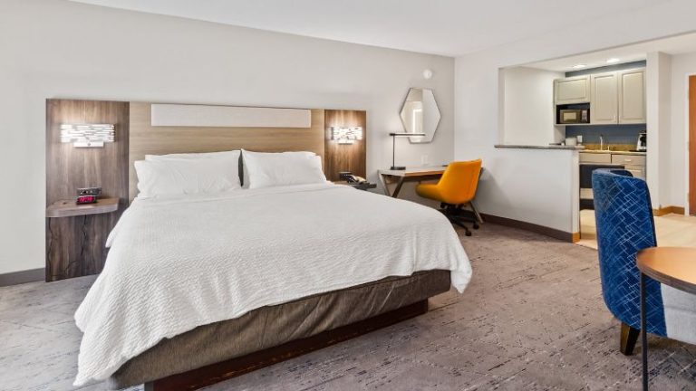 Holiday Inn Express & Suites Mount Airy, an IHG Hotel