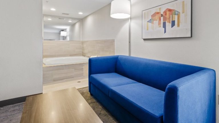 Holiday Inn Express & Suites Mount Airy, an IHG Hotel