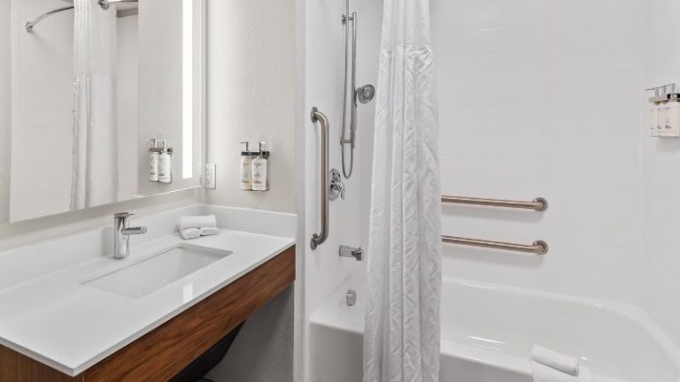 Holiday Inn Express & Suites Mount Airy, an IHG Hotel