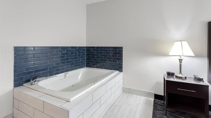 quality inn and suites niles 1 1 - jacuzzi hotel room